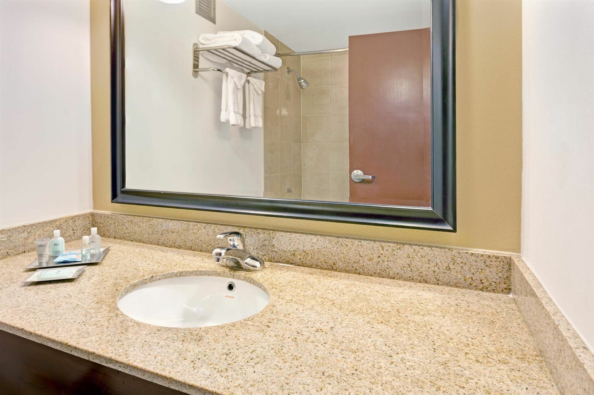 Robinson Township Wyndham Garden Inn Pittsburgh Airport מראה חיצוני תמונה